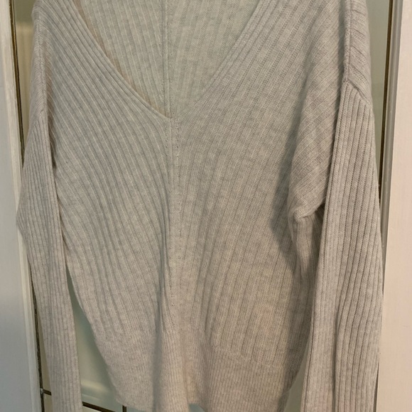 Women’s Gap Merino Wool Blend Sweater - Picture 4 of 8